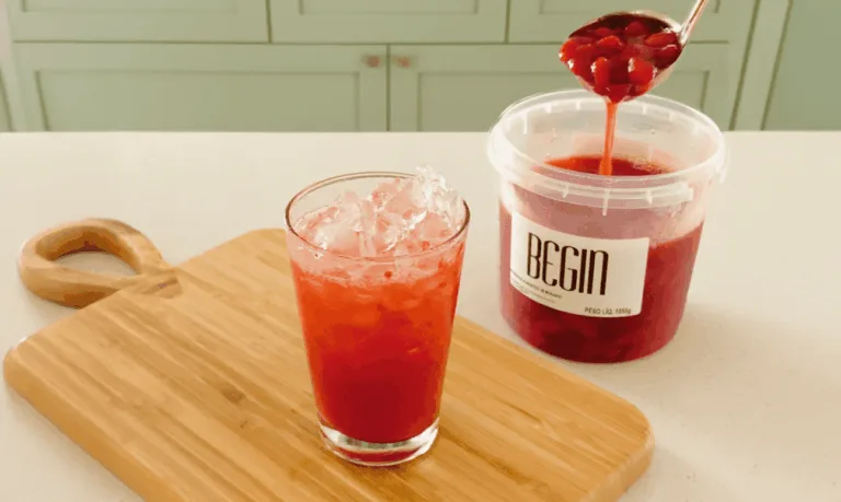 Drink vermelhor feito com Frutas Prontas Begin