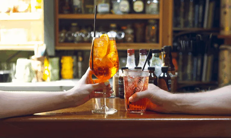 Pessoas brindando com copos - Estratégias de vendas para bar