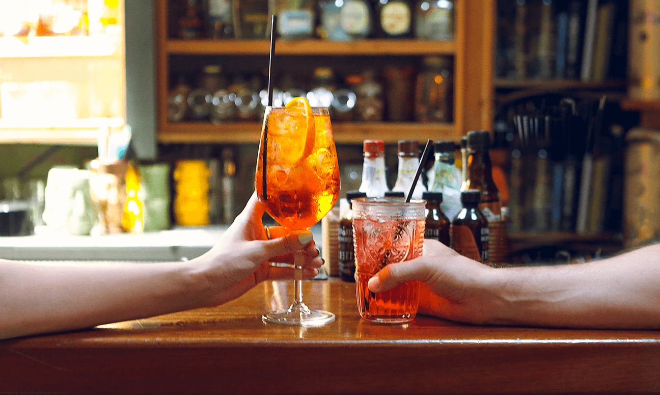 Pessoas brindando com copos - Estratégias de vendas para bar